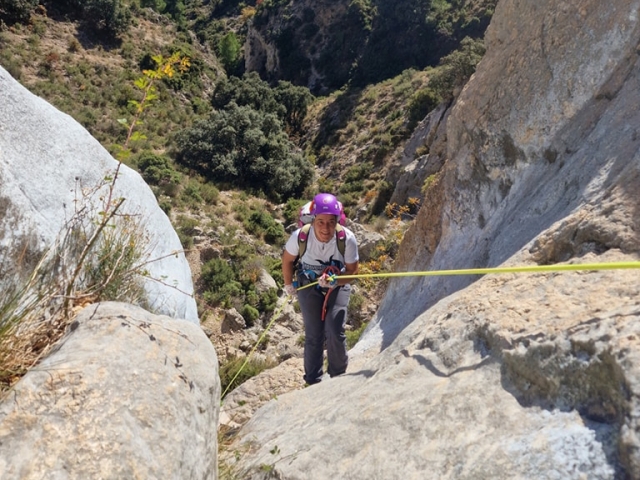 Rapel hacia el interior del barranco