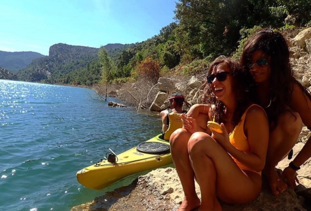  Friends next to the kayak in the Montsec
