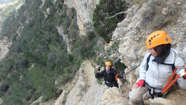  With safety materials during the experience 