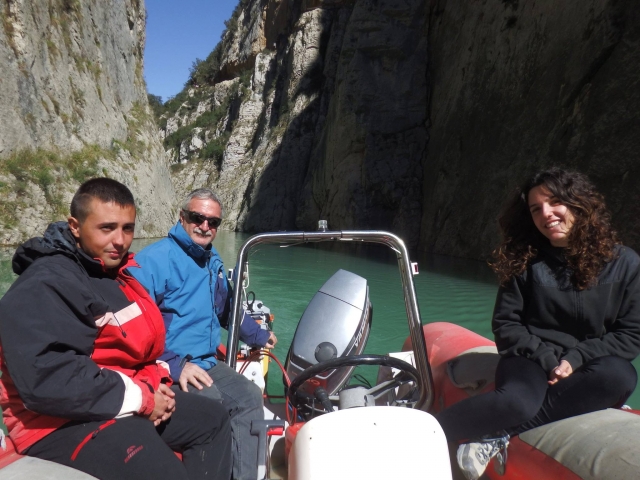 Recorriendo el Montsec en lancha