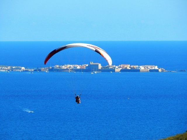 Parapendio sulla costa di Alicante 