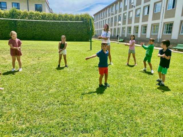 Im Sommercamp spielen 