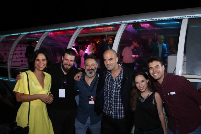  Amigos numa experiência de barco de festa 