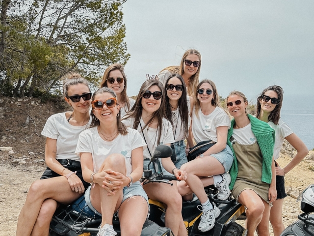 Amis vivant l'expérience en quad 