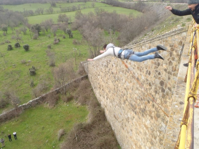 Salto bungee en la sierra de Madrid
