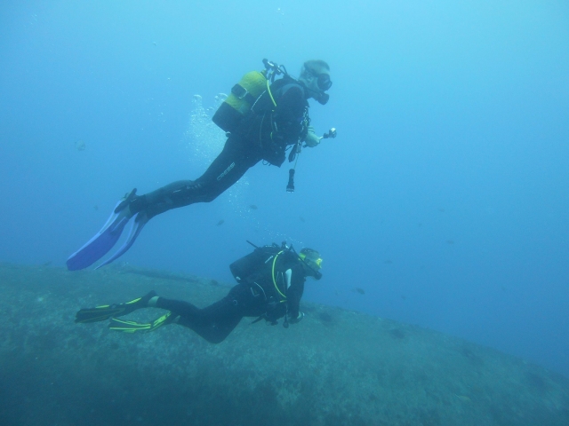 Divers with camera 