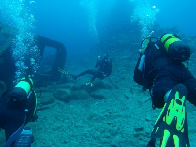  Immersione accanto a resti sommersi