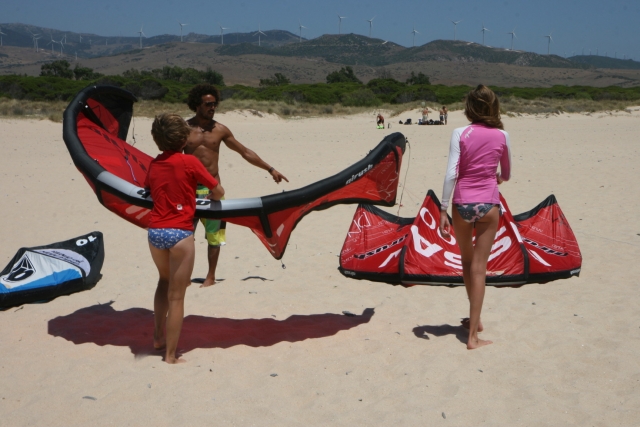 Preparando las cometas para practicar kitesurf en Tarifa
