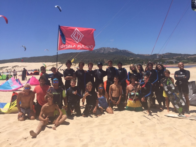 Grupo de kitesurfistas unidos en playa de Tarifa