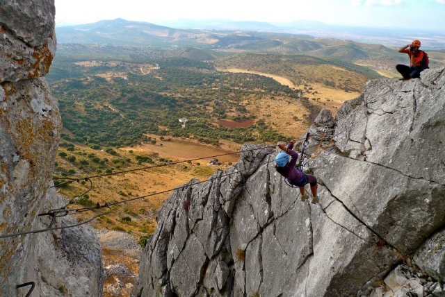 Subiendo por pared rocosa en vía ferrata