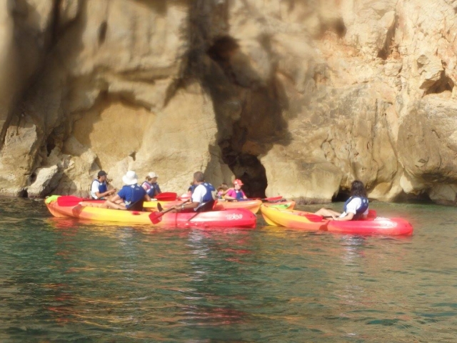 Kayaks junto a las rocas