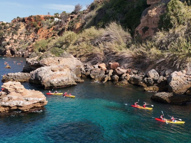  Kayak che costeggiano le rocce della costa di Nerja