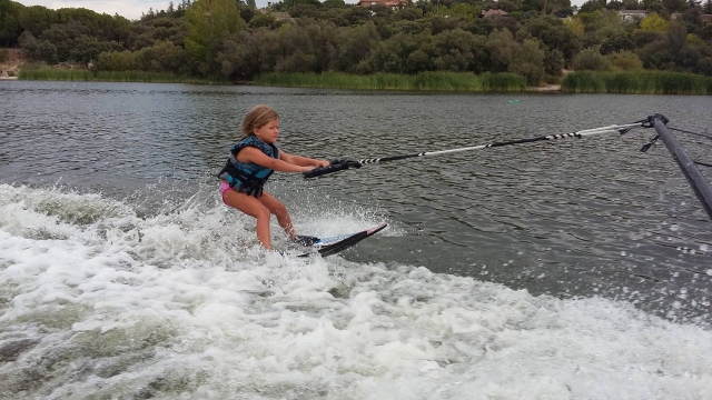 Pequena pratica il wakeboard con totale professionalità 