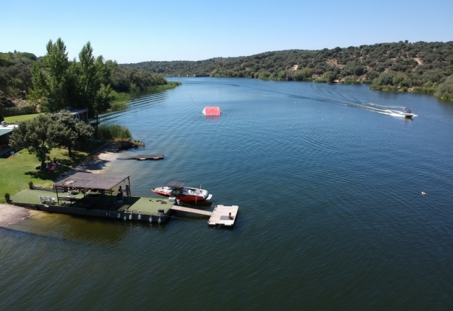 Embalse con club náutico