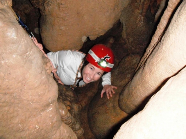  Schmale Stufen in der Höhle 