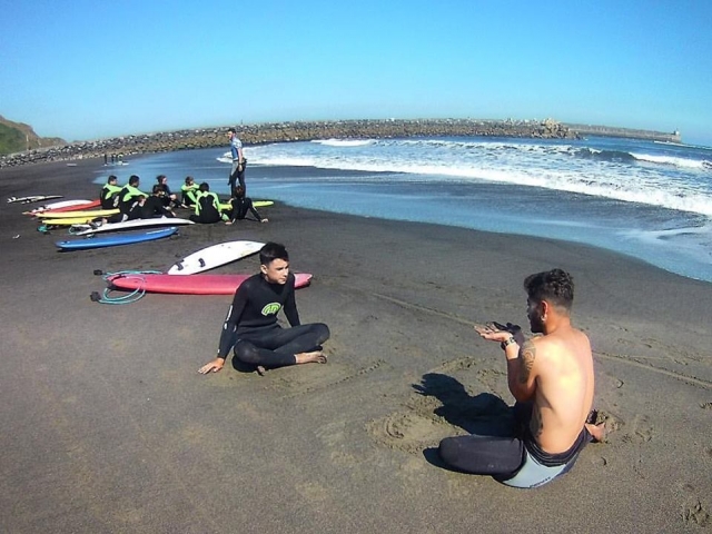 Estirando en la arena