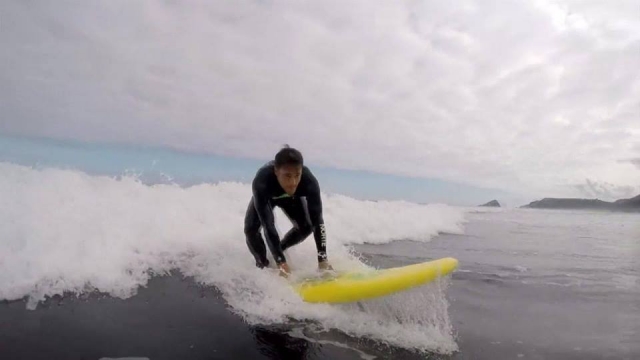  attraper les vagues dans la mer Cantabrique 