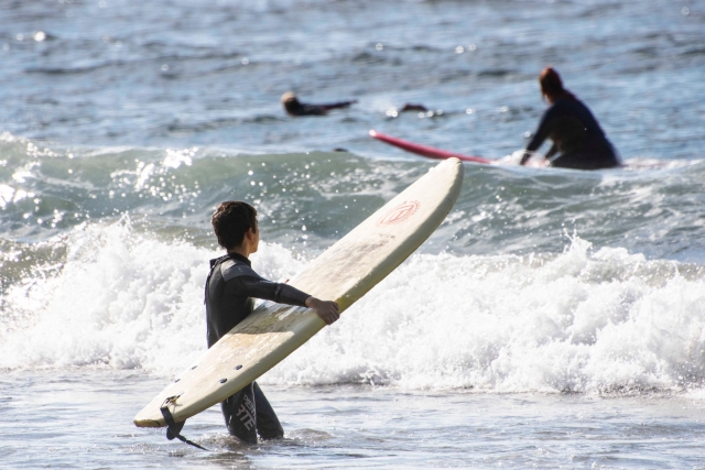 Surfare nelle Asturie durante il camp 