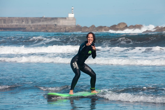  Continua il tuo equilibrio sulla tavola da surf nelle Asturie