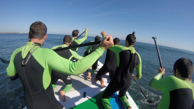 Grupo de amigos practicando Big SUP