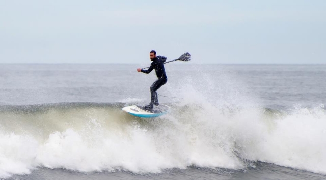 Cogiendo olas con el paddle Surf