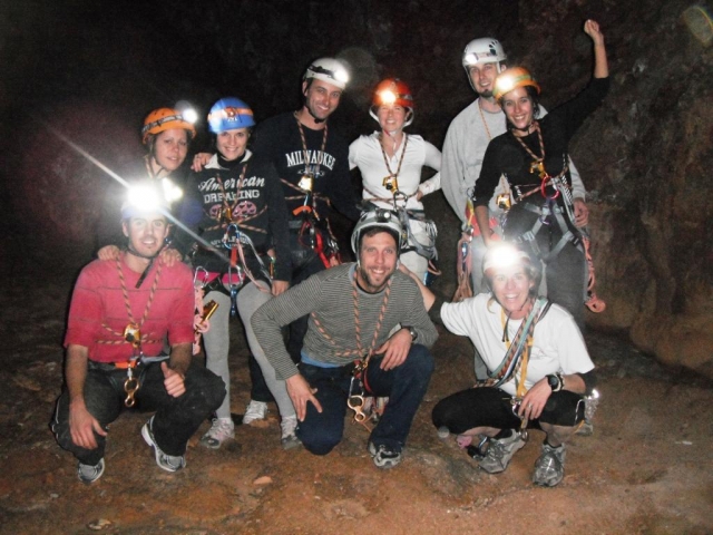 Todo el grupo dentro de la cueva