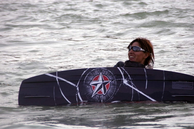  Ein Benutzer ruht sich mit dem Wakeboard im Wasser aus 