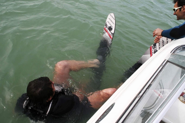  Und ein Benutzer, der bereits im Wasser ist und die Skier anzieht