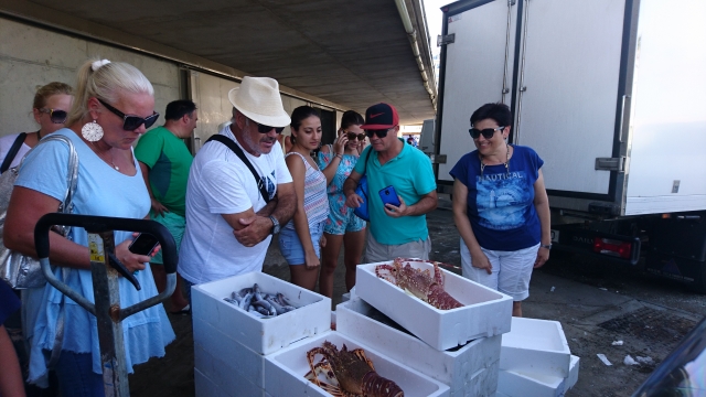  No mercado, testemunhando o leilão de peixes 