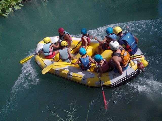  desfrutando de rafting 