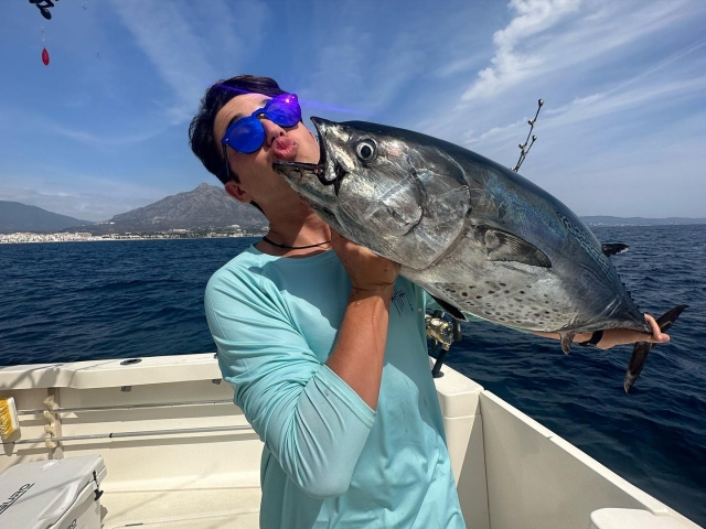  in posa con il pesce 