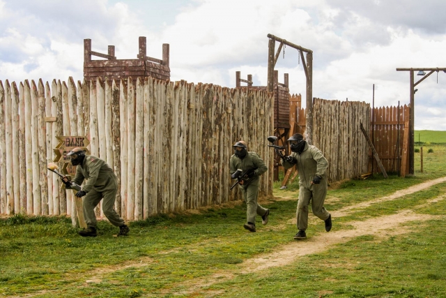  Freunde bereit zum Schießen auf dem Paintballfeld 