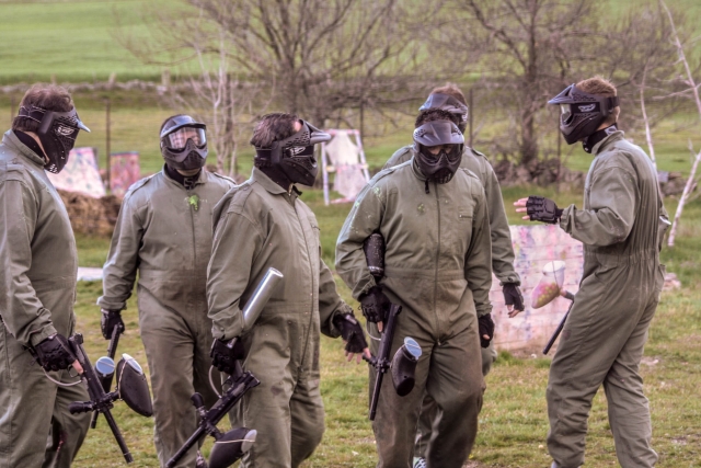  Freunde beim Paintballspielen 
