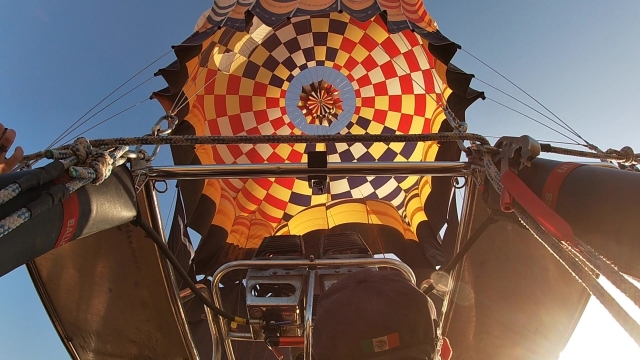 Mirando hacia el interior del globo aerostatico