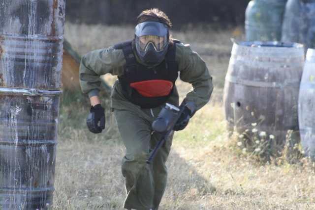  在彩弹射击中奔跑 