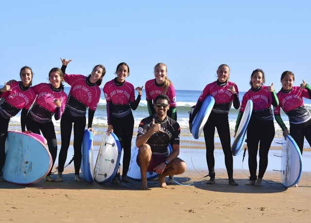  Surfisti con il loro istruttore 