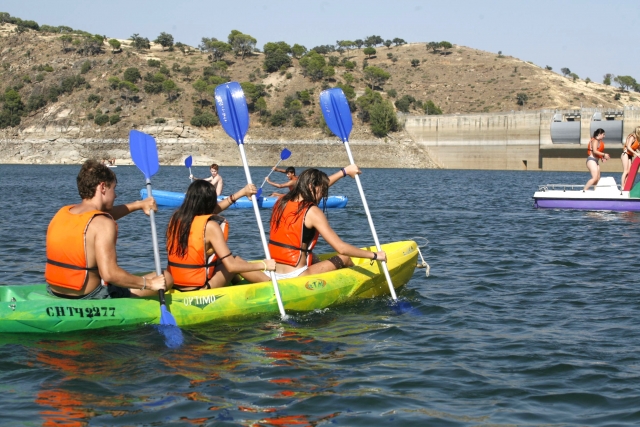 Goditi una canoa con gli amici 