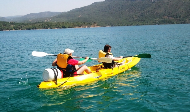 Montando en la canoa