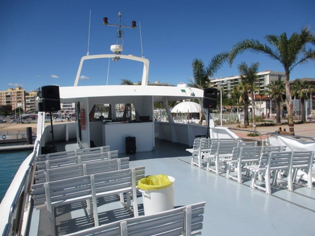 Catamaran dans le port 