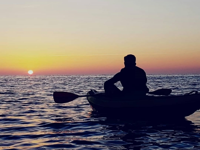 Navega a bordo de un kayak por el Mediterráneo