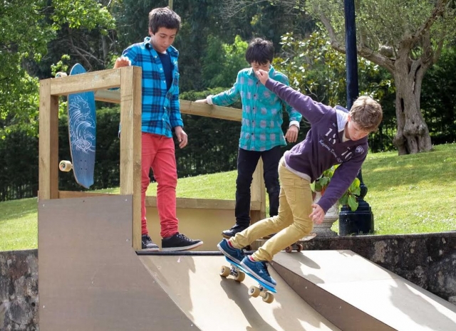  Die Skaterrampe hinuntergehen 