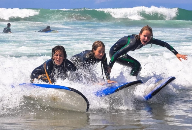 tres-alumnas-aprendiendo-surf.jpg