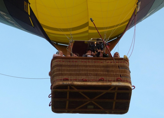 Asomados desde la cesta