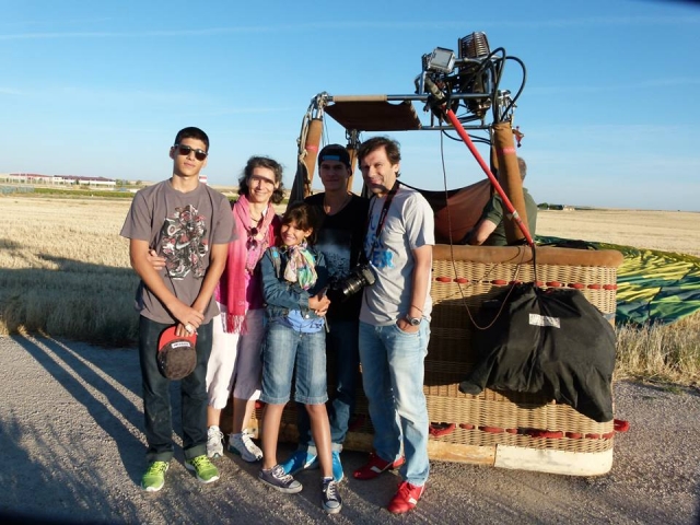 Familia junto al globo