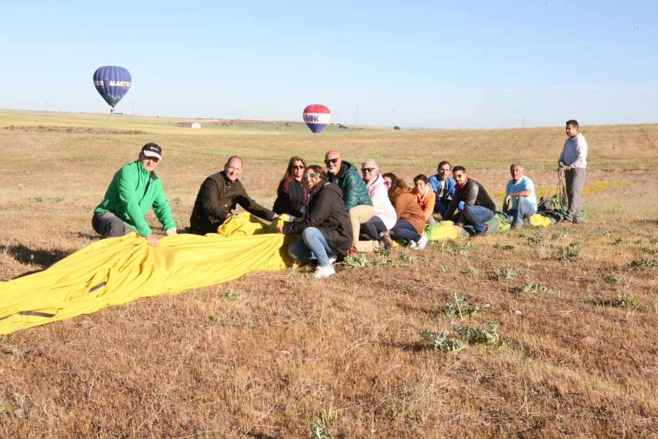 Ayudando a guardar el globo