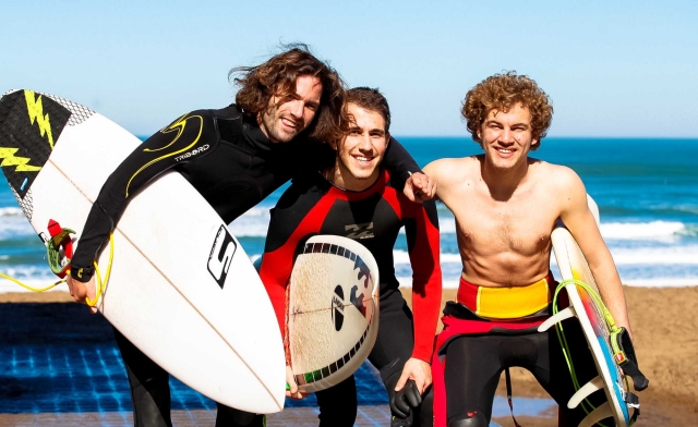  Étudiants avec équipement de surf 