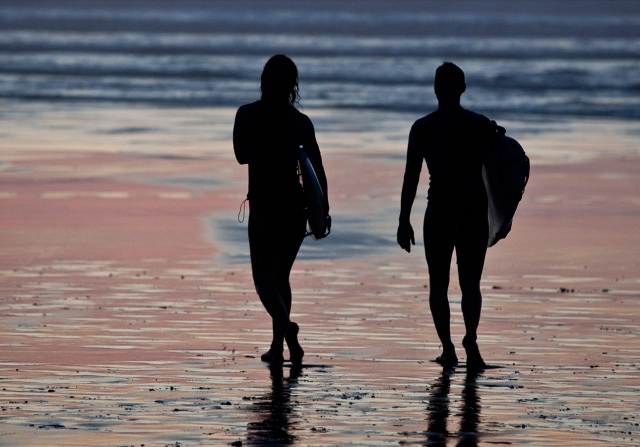  Promenade sur la plage au coucher du soleil 