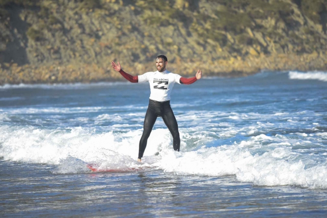  Arriver au rivage avec la planche de surf 
