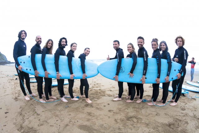  Prêt à surfer sur la plage 