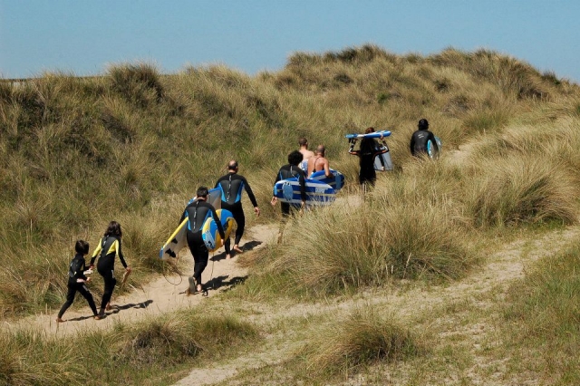 De camino a la playa, para surfear